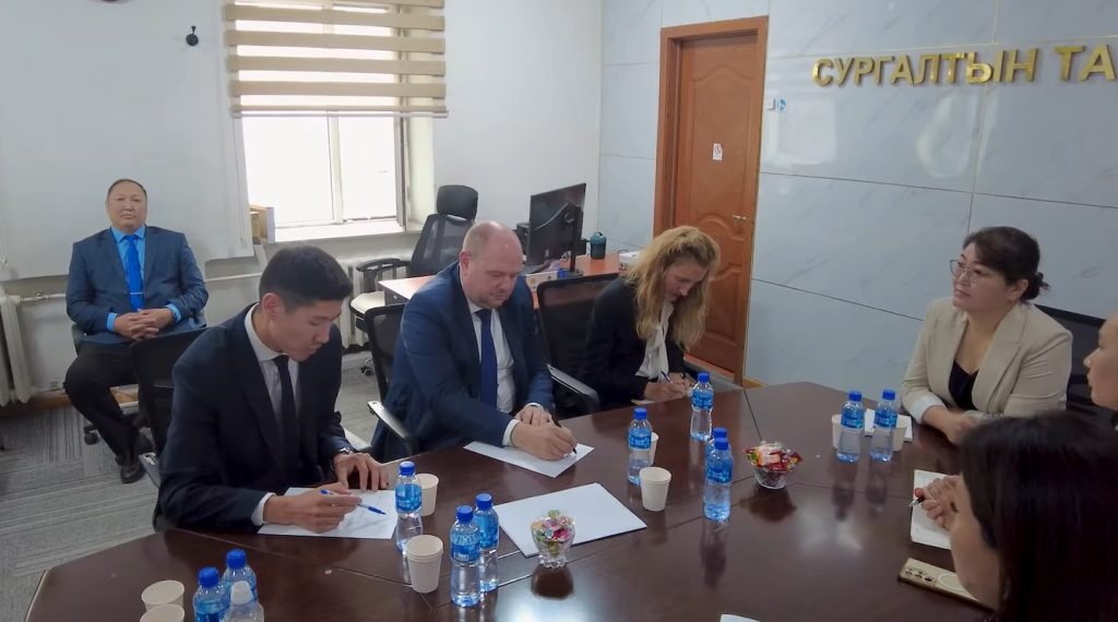 Твининг төслийн суурин төлөөлөгч Кристоф Копецки эвлэрүүлэн зуучлагчдын ажилтай танилцлаа